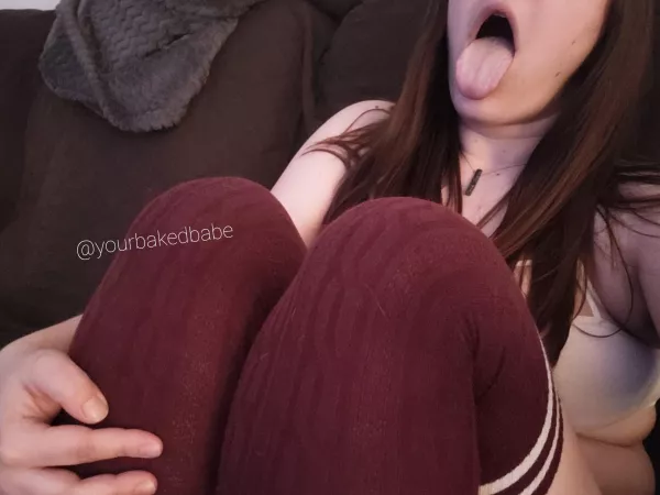 The only way to shut me up is to put a dick in my mouth🤷‍♀️🤤