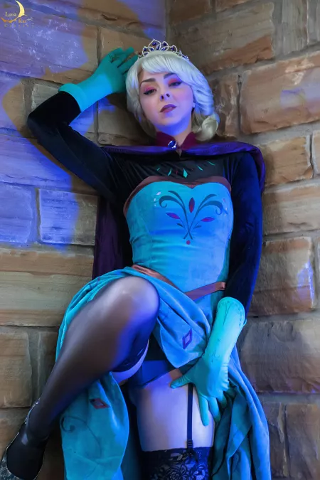 The Queen’s favorite place is right here, where’s yours? 😏 - coronation Elsa by Lunaraecosplay [self]