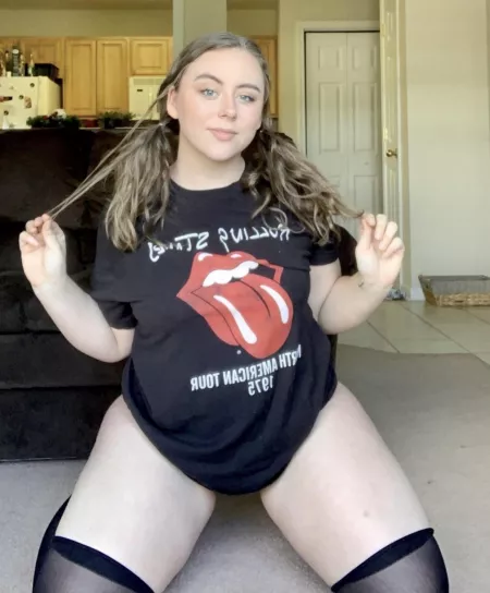 The thicker the thighs just mean there’s more to play with 😈 wanna have some fun 😜