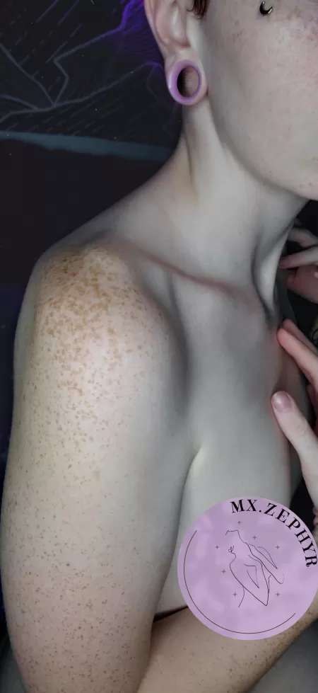 Them freckles tho 🤌🤌