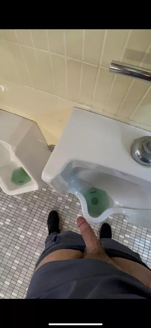 There’s something about public bathrooms and locker rooms that get my cock so hard 👅