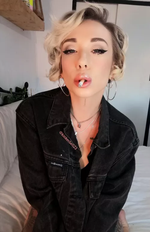 These juicy lips love being locked around a cigarette