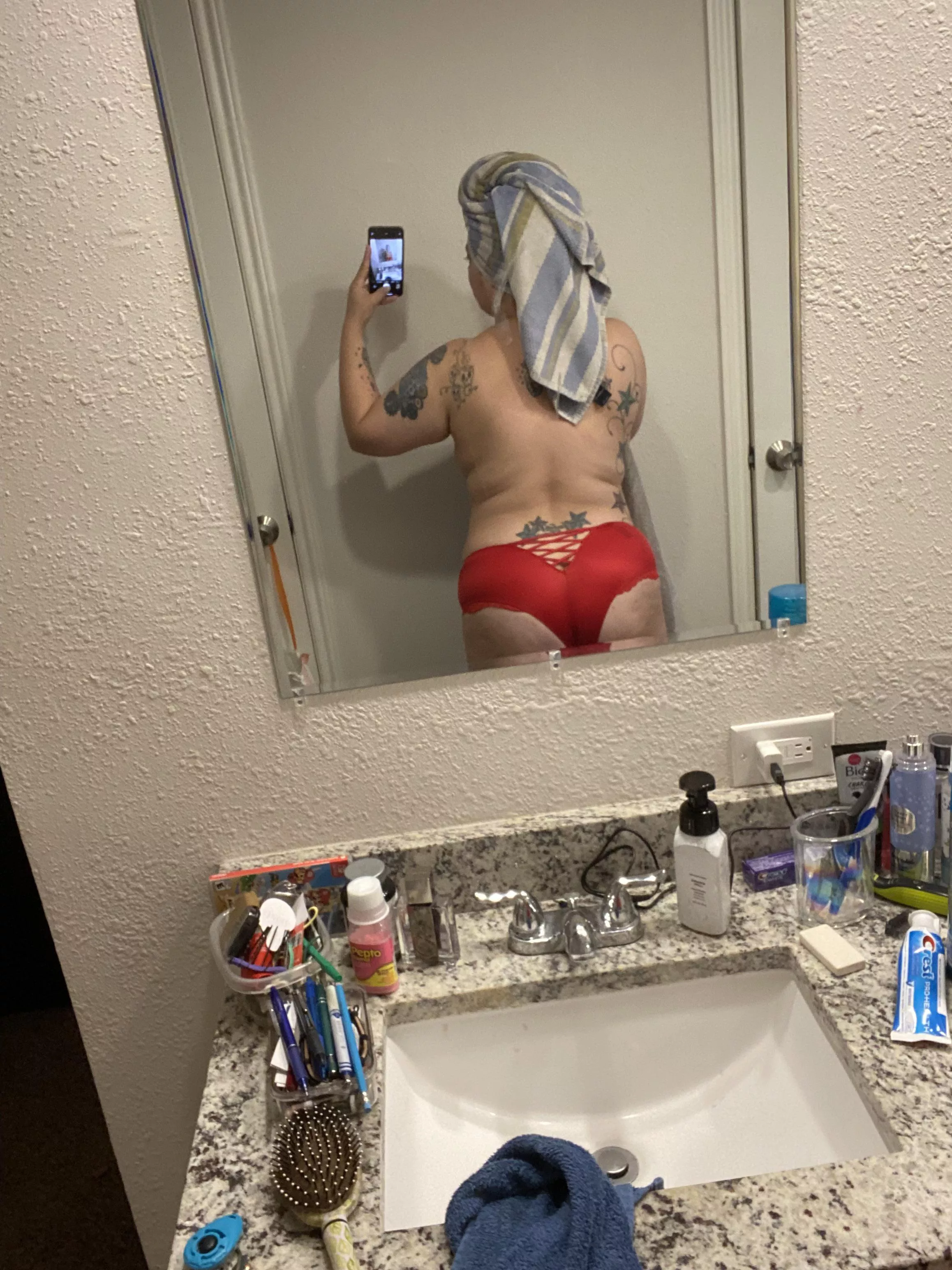 Thicc ass milf ;)