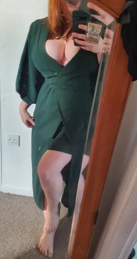 this is a little too much cleavage to show off wt a wedding.. right? 😇