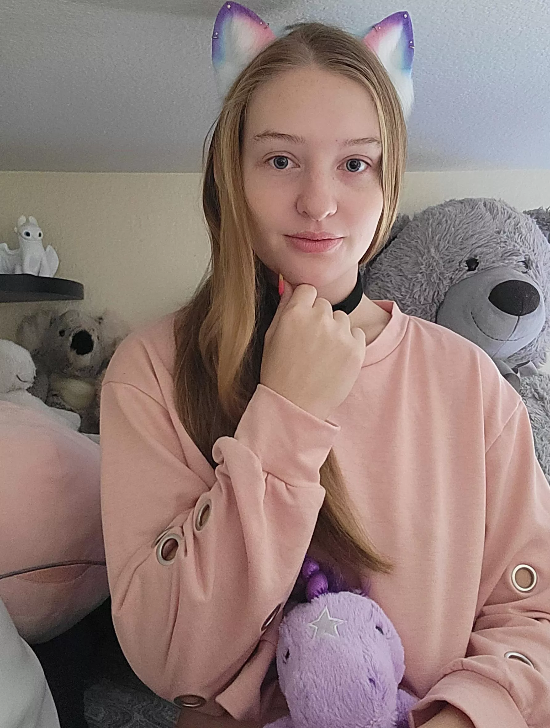 This kitten loves her teddy bears 🐻