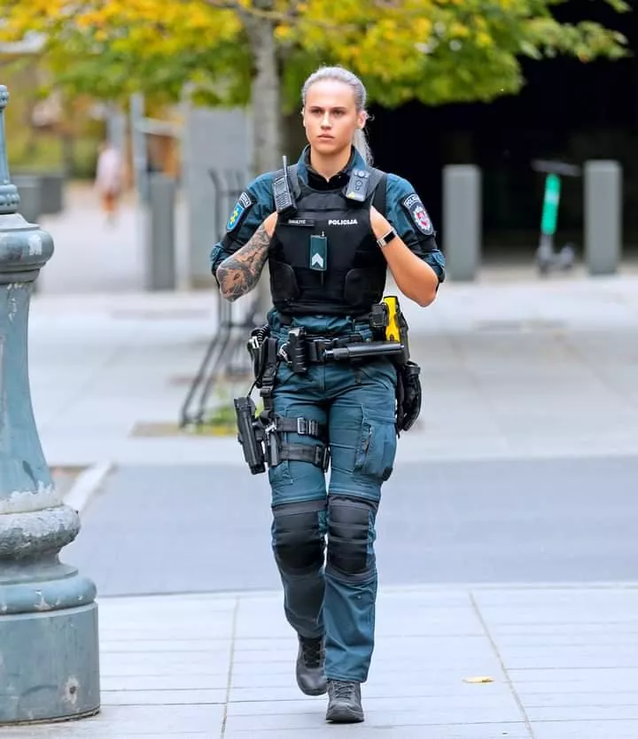 This Lithuanian policewoman makes me feel a certain way 😳