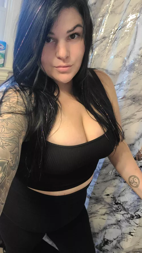 This outfit might look better on the floor.. curvy goth milf 🖤💋🖤