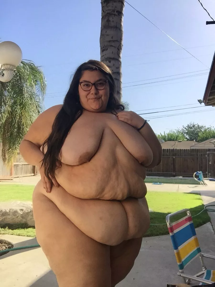 This SSBBW has no worries about going nude in her backyard