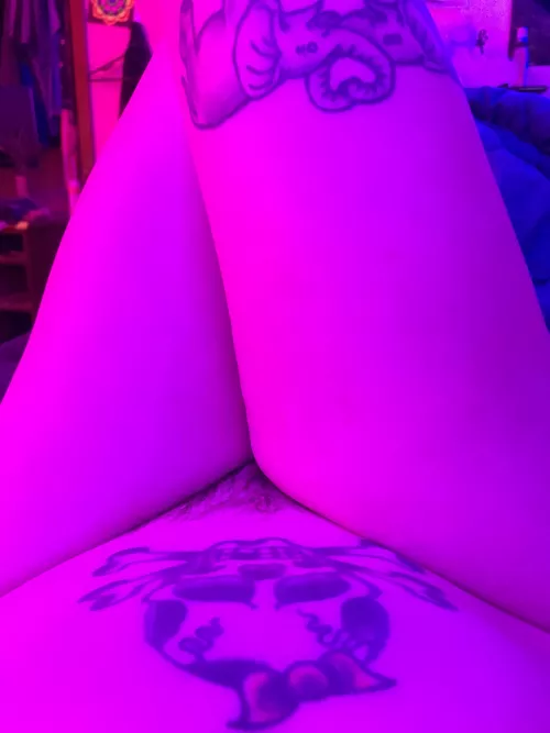 Those black light thighs n tats…
