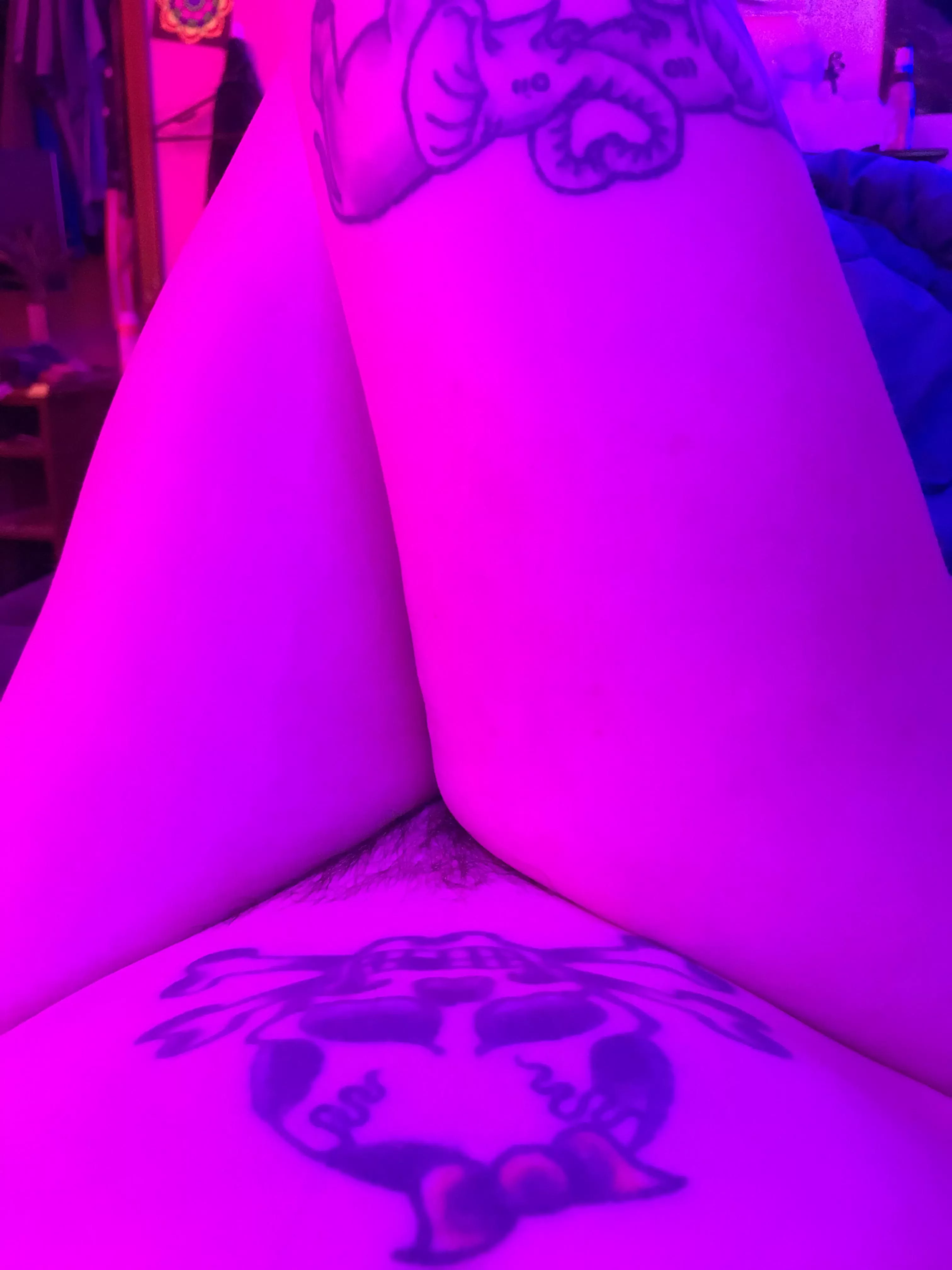 Those black light thighs n tats…