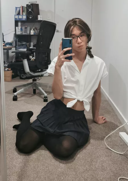 To the few people sorting by new, Hello there😚