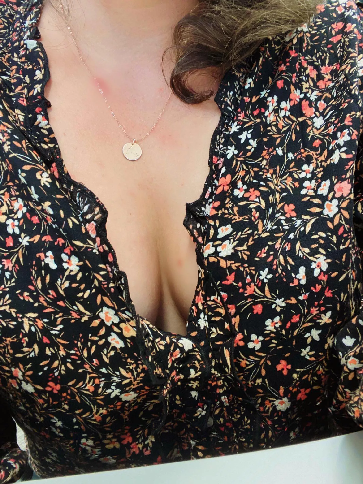 Took a quick cleavage pic while sitting at my desk at work 😘