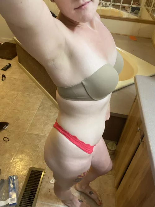 Trading wife pics while up want someone near Clarksville,tn pm location and if we are close I’ll give you my kik