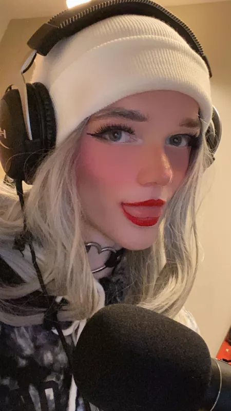 Tried to do an egirl look aha I think I need some new makeup ☺️