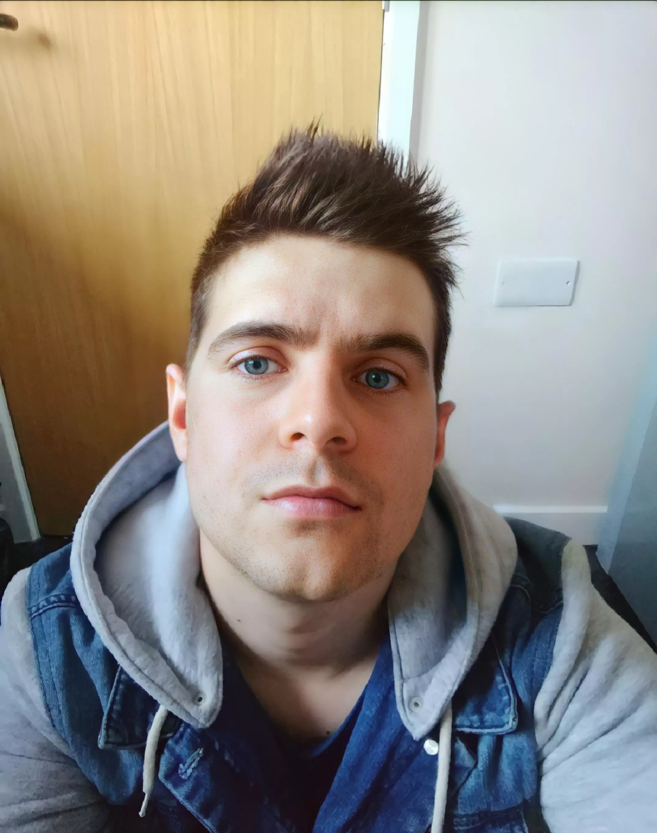 Trying to improve my confidence, so I'm here posting for the first time ever, anxiety is bad, so I'm hoping this will be the first step towards getting over it! I snapped this other day sitting in kitchen....😅 I felt exhausted and probably look it. Trying to improve my confidence, so I'm here posting for the first time ever, anxiety is bad, so I'm hoping this will be the first step towards getting over it! I snapped this other day sitting in kitchen....😅 I felt exhausted and probably look it.