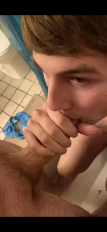 Twink sucking daddi in the shower