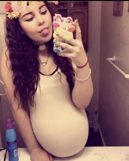 Ugh mmmm… who wants to help mommy worship this belly and give her more cum? I’m so proud of myself that my belly is getting so much bigger and it’s hitting the sink babes! ☺️🥰😘❤️🤰🏻🤰🏻