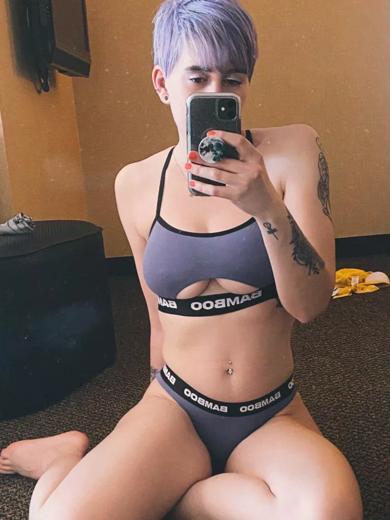 underboob boi 😘