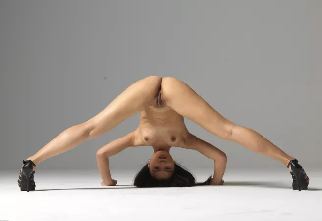 Upside-down splits (Yoko)