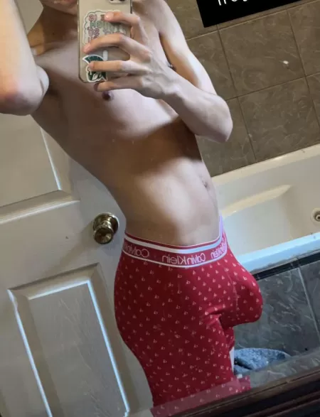 Upvote if you’d worship this hung twink 😈
