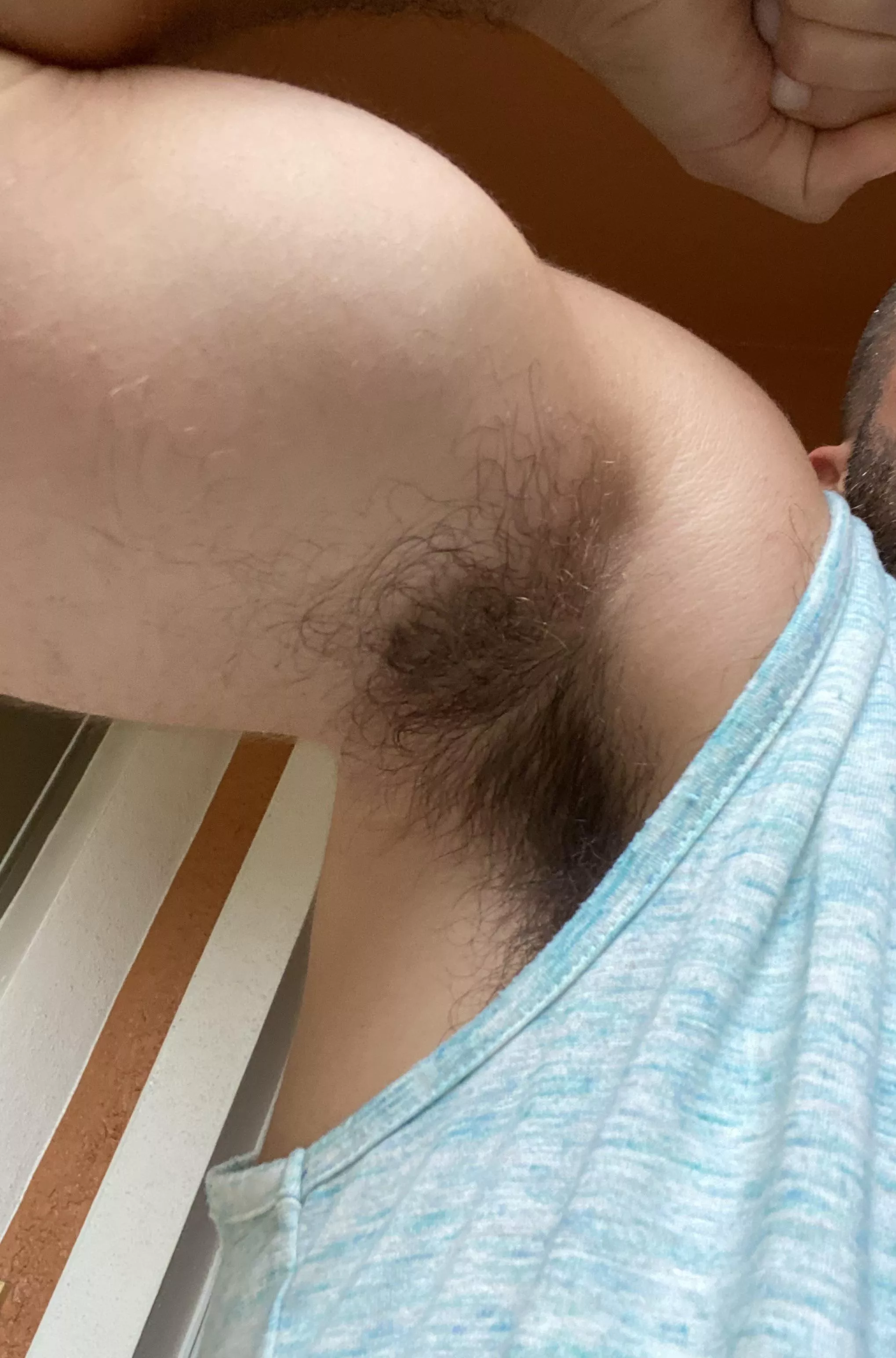 Very simple. Your face under this armpit. 🐽