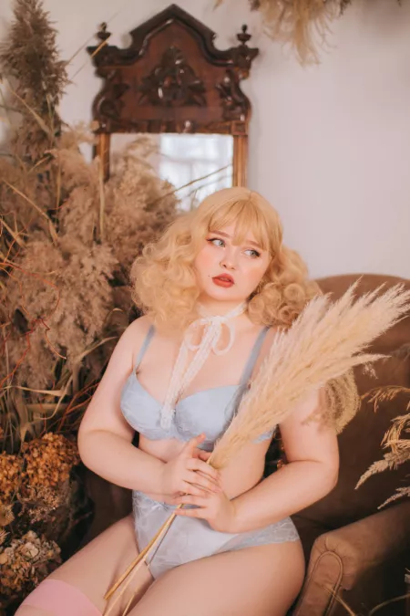 Vintage is where the chubby beauty thrives the most!