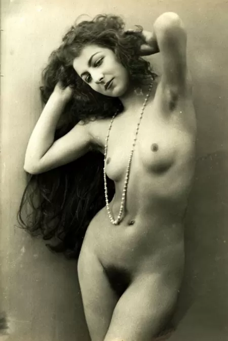 Vintage nude with long hair and pearls