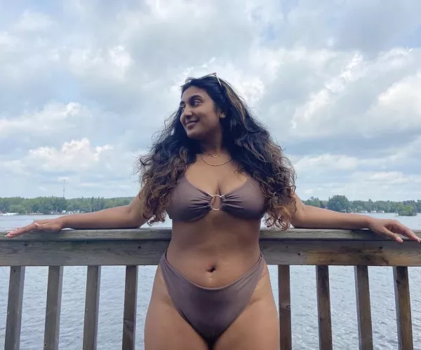 Wanna get buried in them thighs 🤤