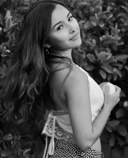 Want to see my naughty pics? 🖤🖤