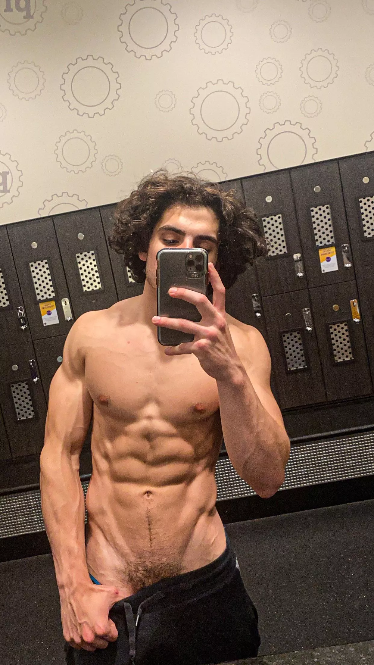 Wassup fellow bros! I’m 19. do you dig the physique? (Not the best pose lol)
