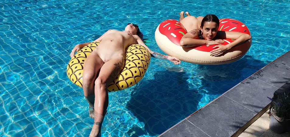 We sunbathe in a nudist hotel, there are so many elderly foreigners around 😱[f]