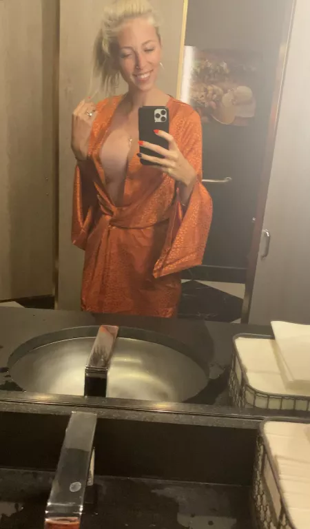 Went into the bathroom at the restaurant to freshen up 💋