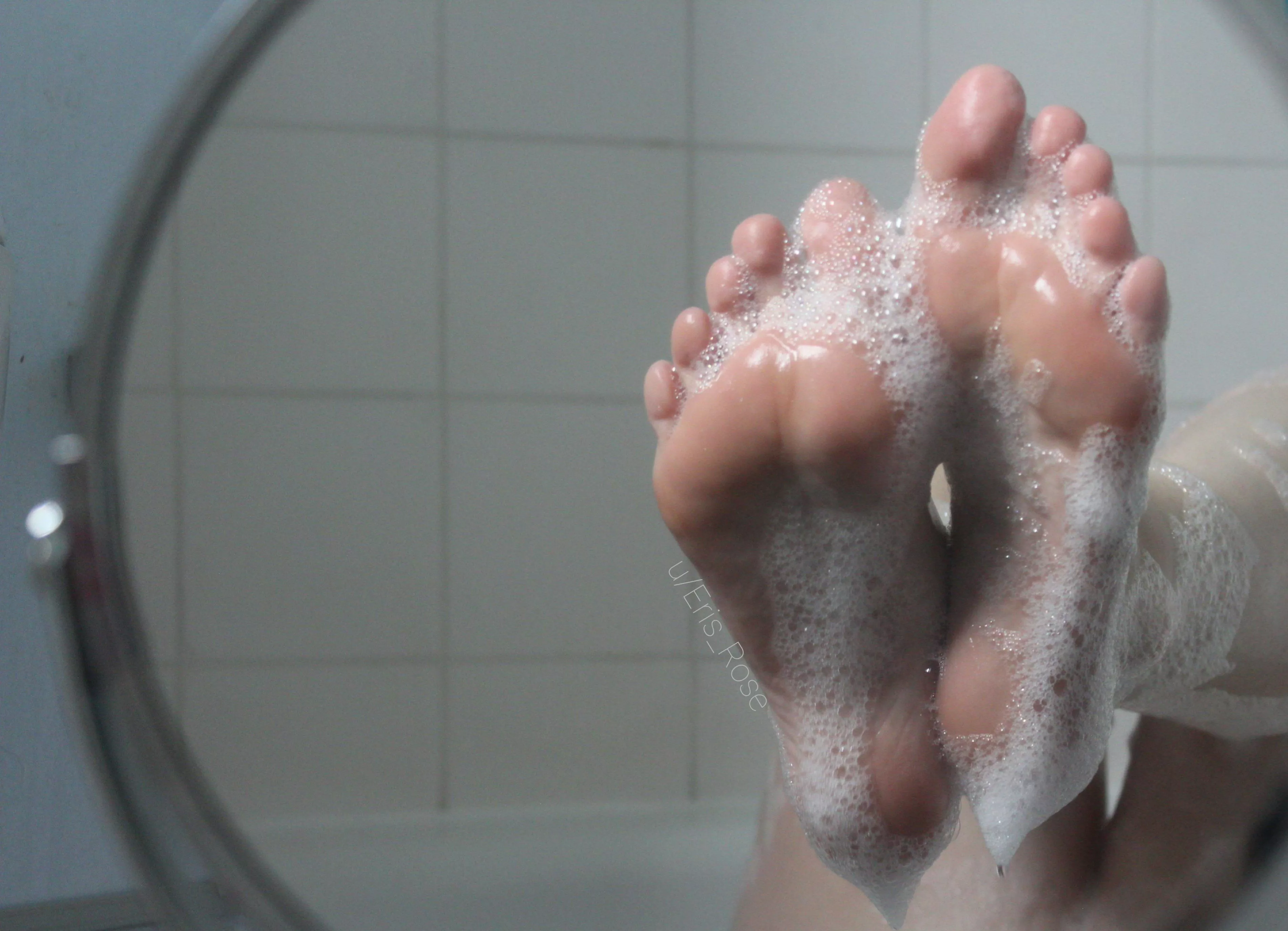 Wet bubbly soles 🥺