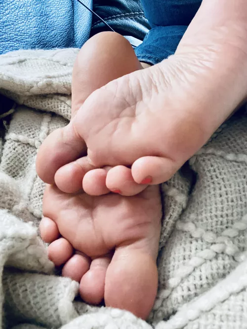 What do you prefer? The soles or the toes? 😍