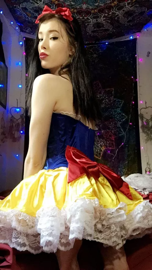 What do you think of my snow-white cosplay What do you think of my snow-white cosplay