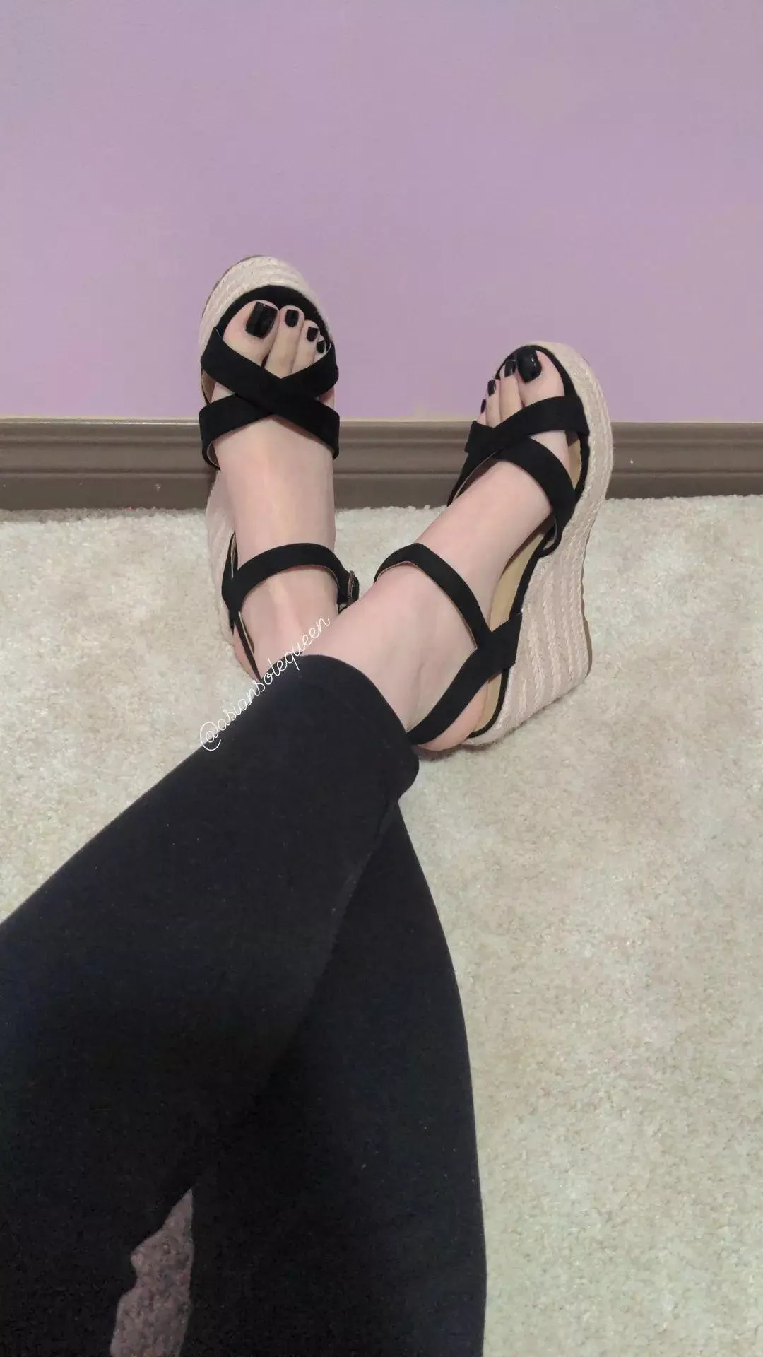 What do you think of these wedges on me? 😘🖤 Simple, cute and classy shoes like these are my absolute favourite!