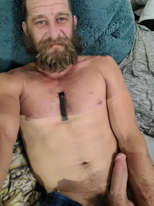 What I have to offer : Scruffy beard and a decent boner