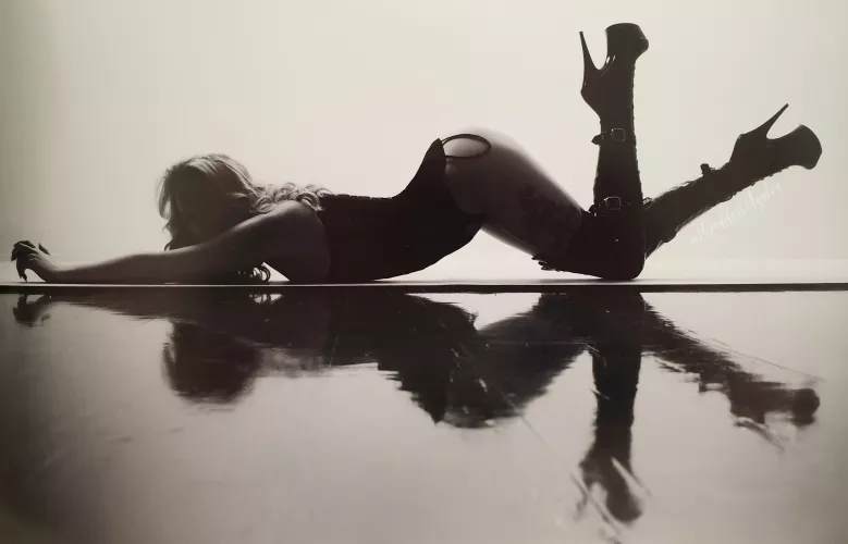 When you go to sleep tonight, you’ll be dreaming of me in these thigh high boots 💭