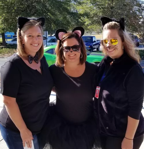 Which kitten is getting your catnip? 🐈‍⬛🖤