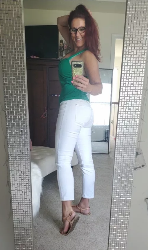 White pants are ALWAYS in season! (F,49) White pants are ALWAYS in season! (F,49)