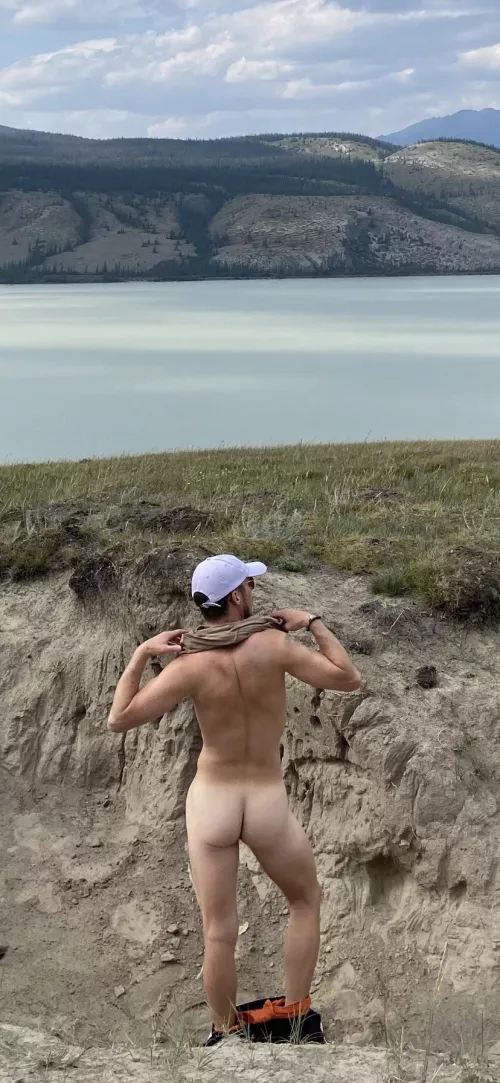 Who doesn’t love a good Colorado mountain hike? 🍑 ⛰