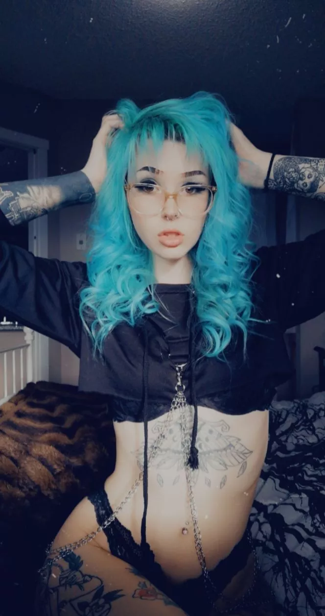 Who else loves blue haired girls?😉