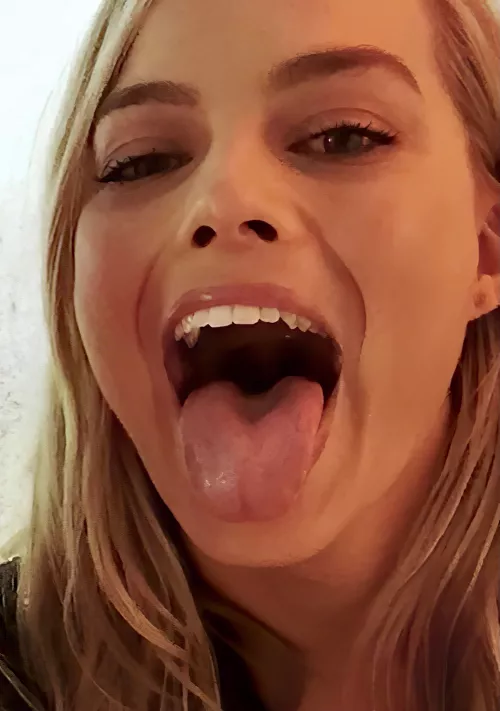 Who else would love to feel the back of Margot Robbie’s throat against the tip of their cock? 💦