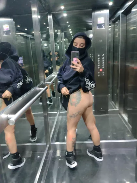 Who likes elevator photos?? 😈🔥