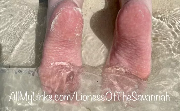 Who likes seeing sexy soles on the beach?! 🏝 DM me if you want to see more! 😋