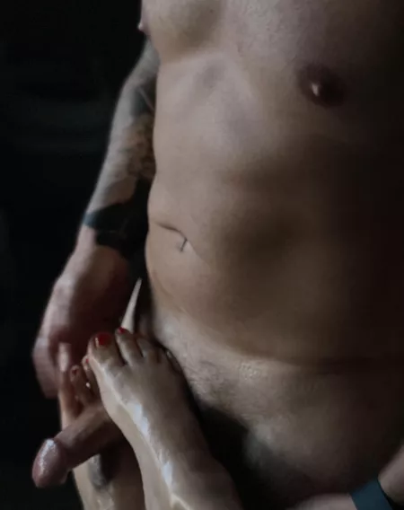 💦💦 Who wants a slippery mid day foot job ?🦶🏻👅