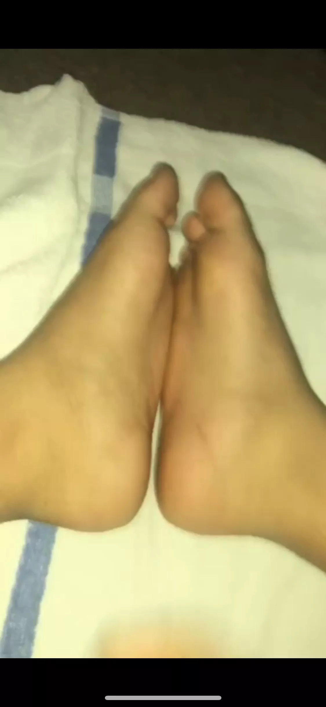 who wants the full video of me cumming on my feet?