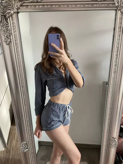 who wants to go to bed with me? 😇