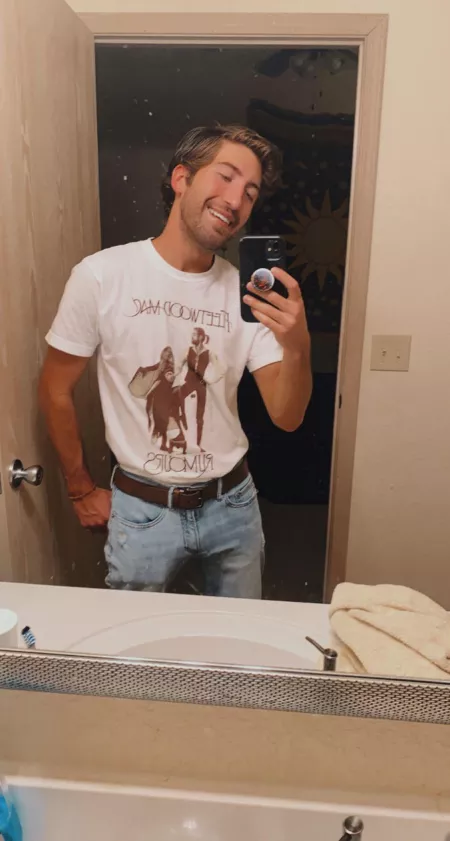 who wants to play video games and listen to fleetwood mac on repeat?🌞