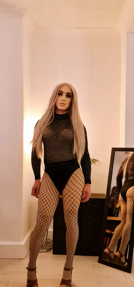 Who wants to take my clothes off 👸